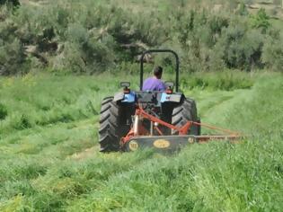 Φωτογραφία για Αγρότης άρχισε να οργώνει με το τρακτέρ ανάμεσα στις σκηνές της Ειδομένης