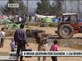 Φωτογραφία για Απίστευτο! Αγρότης μπήκε με το τρακτέρ εκεί που είναι οι σκηνές των προσφύγων στην Ειδομένη... [video]