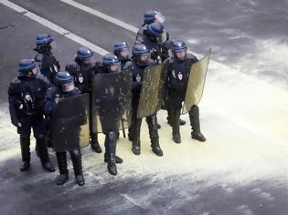Φωτογραφία για Άγρια επεισόδια στην Γαλλία σε αντικυβερνητική διαδήλωση