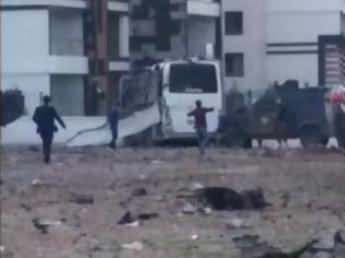 Φωτογραφία για Τουρκία: Τέσσερις νεκροί από επίθεση αυτοκτονίας με στόχο όχημα της αστυνομίας