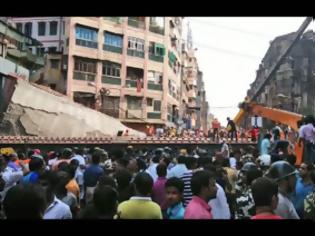 Φωτογραφία για Τραγωδία στην Ινδία: 15 νεκροί και πάνω από 100 τραυματίες από την κατάρρευση γέφυρας στην Καλκούτα