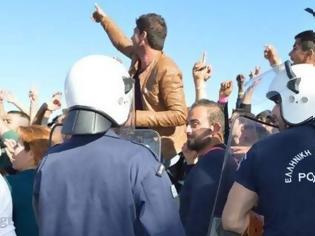 Φωτογραφία για ΧΑΜΟΣ στη Χίο: Νέα διαδήλωση - ξέσπασμα των προσφύγων στο hotspot [photo+video]