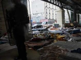 Φωτογραφία για Παρίσι: Aστυνομικοί ξήλωσαν την «φαβέλα» των μεταναστών