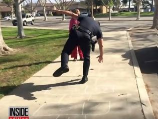Φωτογραφία για Αστυνομικός παίζει κουτσό με άστεγη 11χρονη και γίνεται viral (ΒΙΝΤΕΟ)