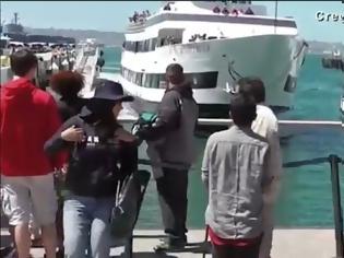 Φωτογραφία για Απίστευτο βίντεο: Πλοίο στην ΚΑΛΙΦΟΡΝΙΑ πέφτει με ορμή πάνω σε προβλήτα γεμάτη τουρίστες! ΔΕΙΤΕ την σοκαριστική ΣΤΙΓΜΗ τι συνέβη όταν…!!