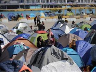 Φωτογραφία για Χάος στον Πειραιά: Δεν μπορούν να εκκενώσουν το λιμάνι - Οι πρόσφυγες αρνούνται να φύγουν