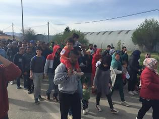Φωτογραφία για Ιωάννινα ΤΩΡΑ: Σε πορεία προς τον Κατσικά οι πρόσφυγες του καταυλισμού φωνάζοντας Open the borders [photo]