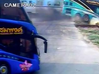 Φωτογραφία για Συγκλονιστικό βίντεο: Τρένο κόβει στα δύο τουριστικό πούλμαν ακινητοποιημένο στις ράγες