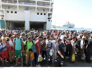 Φωτογραφία για Δεν φεύγουν οι μετανάστες και οι πρόσφυγες από τον Πειραιά...