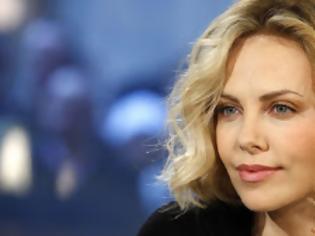 Φωτογραφία για Δείτε πώς πήγε η Charlize Theron στο αεροδρόμιο με την κόρη της! [photos]