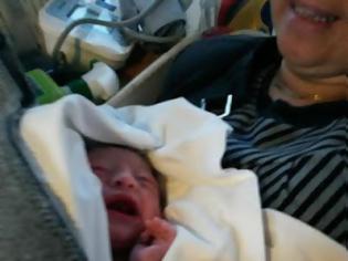 Φωτογραφία για Σύρια γέννησε το 6ο της παιδί σε ασθενοφόρο του Πολεμικού Ναυτικού στο Λαύριο