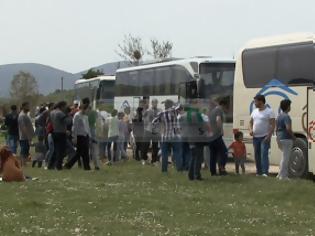 Φωτογραφία για Ιωάννινα: Αρνήθηκαν να κατέβουν απο τα λεωφορεία οι πρόσφυγες - Αγανακτισμένοι οι οδηγοί