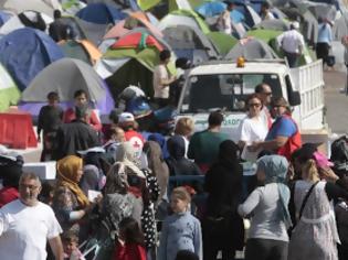 Φωτογραφία για ΕΚΤΟΣ ΕΛΕΓΧΟΥ: Χάος με τους πρόσφυγες - Μετανάστης αποπειράθηκε να αυτοπυρποληθεί