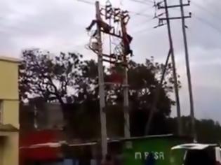 Φωτογραφία για Βίντεο - σοκ: Τεχνικός παθαίνει ηλεκτροπληξία πάνω σε κολώνα ρεύματος και κανείς δεν μπορεί να τον βοηθήσει... [video]