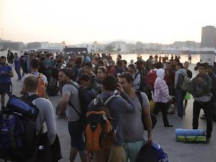 Φωτογραφία για Τι συμβαίνει στο λιμάνι του Πειραιά με τους πρόσφυγες;