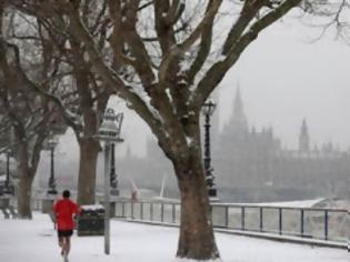 Φωτογραφία για «Τρελάθηκε» ο καιρός στη Βρετανία: Χιόνι, μετά τον «καύσωνα»