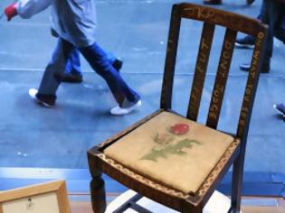 Φωτογραφία για 352.000 ευρώ για την καρέκλα της Τζοάν Κ. Ρόουλινγκ όταν δημιούργησε τον Χάρι Πότερ