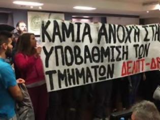 Φωτογραφία για Φοιτητές εισέβαλαν σε αίθουσα λίγο πριν μιλήσει η Ράνια Αντωνοπούλου - Αποκλεισμένη η υπουργός [photos]