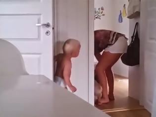 Φωτογραφία για Δίδυμοι μπελάδες δεν πάνε με τίποτα για ύπνο τρελαίνοντας τη νεαρή μητέρα τους [Video]