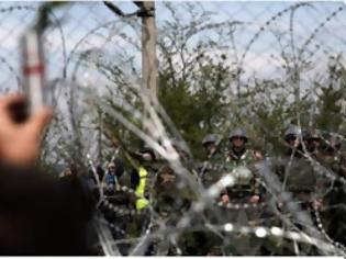 Φωτογραφία για Τους καλούν να ρίξουν τον φράχτη με μολοτοφ - Αλληλέγγυοι ξεσηκώνουν για νέα επεισόδια τους πρόσφυγες στην Ειδομένη