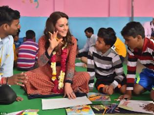 Φωτογραφία για Η Kate Middleton έπαιξε με τα παιδιά που ζουν στον δρόμο στην Ινδία... [photos]