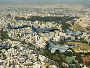 Φωτογραφία για Φωτό και βίντεο από τη Διέλευση Μικτού Σχηματισμού Αεροσκαφών πάνω από τον Ιερό Βράχο της Ακρόπολης