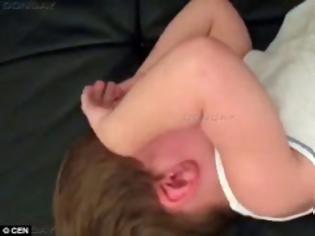 Φωτογραφία για Αποκάλυψη: Αυτή είναι η μάνα που χτύπαγε με μανία το 2χρονο παιδί της σε βίντεο... [photo]