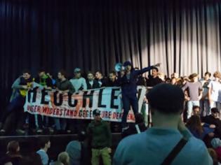 Φωτογραφία για Βιέννη: Ακροδεξιοί διέκοψαν παράσταση προσφύγων - Οκτώ τραυματίες