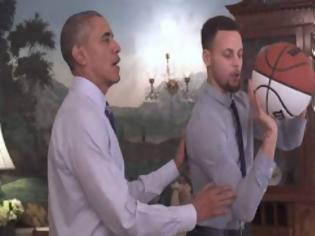 Φωτογραφία για Απίστευτο βίντεο: Ο Ομπάμα δείχνει σε ένα παίκτη του ΝΒΑ πώς να... ρίχνει τη μπάλα! [video]
