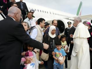 Φωτογραφία για Ο Πάπας Φραγκίσκος απαντά: Ποιοι είναι οι 12 πρόσφυγες που πήρε μαζί του και γιατί διάλεξε αυτούς;