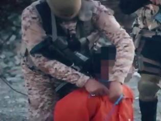Φωτογραφία για Απίστευτη κτηνωδία από το ISIS: Έδεσαν ένα κολιέ με εκρηκτικά στο λαιμό του κρατούμενου και...