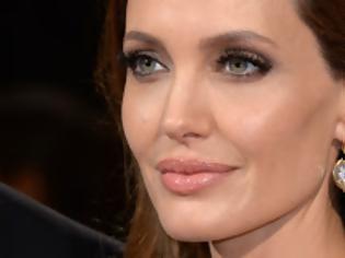 Φωτογραφία για Απίστευτο! Που εντοπίσαμε την σωσία της Angelina Jolie; [photos]
