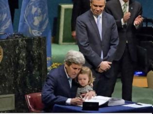 Φωτογραφία για Ο Τζον Κέρι υπέγραψε την Συμφωνία για το Κλίμα αγκαλιά με την εγγονή του