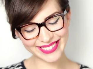 Φωτογραφία για 7 μικρά μυστικά μακιγιάζ για όσες φορούν γυαλιά μυωπίας [photos]