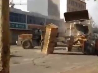 Φωτογραφία για Απίστευτο βίντεο: Στην Κίνα γίνεται... η μάχη της μπουλντόζας στη μέση του δρόμου! [video]