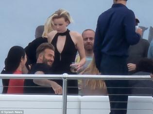 Φωτογραφία για Ποια είναι αυτή η ξανθιά και τι κάνει σε σκάφος με τον David Beckham; [photos]