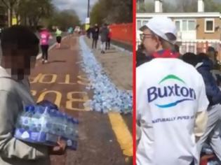 Φωτογραφία για Έλεψαν εκατοντάδες μπουκαλάκια με νερό στο Μαραθώνιο του Λονδίνου!