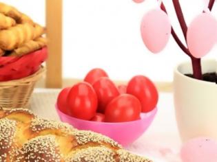 Φωτογραφία για Λαμπάδες, τσουρέκια, αβγά και αρνί στη σούβλα: Πως καθιερώθηκαν τα έθιμα του Πάσχα;