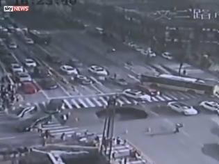 Φωτογραφία για Βίντεο - σοκ: Και ξαφνικά ανοίγει ο δρόμος. Δείτε τι συνέβη... [video]