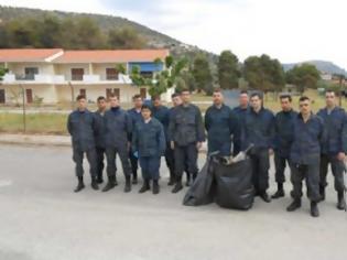 Φωτογραφία για Καθαρισμός ακτών από σμηνίτες στα Αντίκυρα: Διατάζουν το χαμαλίκι και το διαφημίζουν ως εθελοντισμό και κοινωνική προσφορά του στρατού!