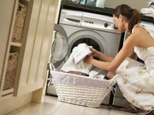 Φωτογραφία για Αυτό είναι το κόλπο για να γίνουν μαλακά τα ρούχα σας μετά το πλύσιμο