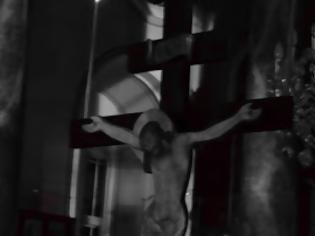 Φωτογραφία για Σε κλίμα κατάνυξης και συγκίνησης η σταύρωση του Ιησού σε όλη την Λέσβο [video]