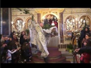 Φωτογραφία για ΤΟΝ ΑΓΑΠΑΜΕ: Η μοναδική πρώτη Ανάσταση στη Χίο - Το άλμα του παπά από το ιερό [video]