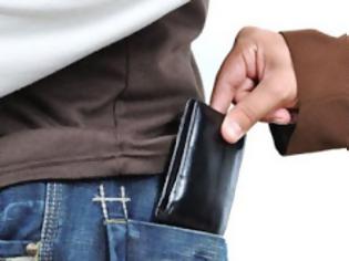 Φωτογραφία για Έρευνα: Γιατί δεν πρέπει να κρατάμε το πορτοφόλι στην πίσω τσέπη
