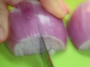 Φωτογραφία για Απίθανο κολπάκι! Ορίστε τι να κάνετε για να μην δακρύζετε όταν κόβετε κρεμμύδια!