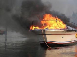 Φωτογραφία για Χαμός στην Χαλκίδα. Σκάφος τυλίχτηκε στις φλόγες και σκόρπισε τον πανικό [video]