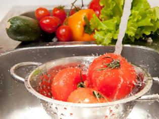 Φωτογραφία για Προσοχή: Τι πρέπει να ξέρετε για το πλύσιμο των φρούτων και των λαχανικών;