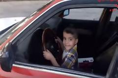 ΑΠΙΣΤΕΥΤΟ! Δείτε τι κάνει αυτός ο 3χρονος μόλις πιάνει στα χέρια του το τιμόνι! [video]