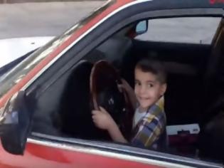 Φωτογραφία για ΑΠΙΣΤΕΥΤΟ! Δείτε τι κάνει αυτός ο 3χρονος μόλις πιάνει στα χέρια του το τιμόνι! [video]