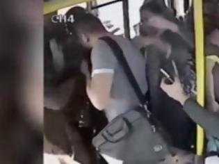Φωτογραφία για Τουρκία: Παρενόχλησε γυναίκα μέσα σε λεωφορείο και έφαγε το ξύλο της ζωής του